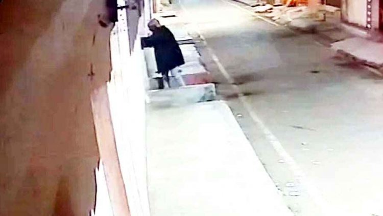 अज्ञात बदमाश ने वकील के घर पेट्रोल डालकर लगाई आग, फैली सनसनी, युवक की करतूत सीसीटीवी में कैद, पुलिस कर रही आरोपी को तलाश