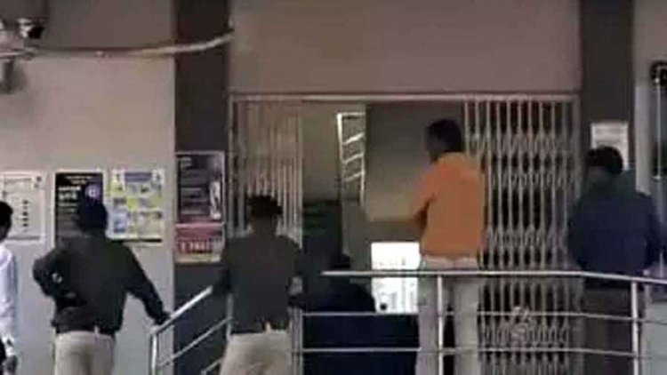 युवक ने घर में फांसी लगाकर दी जान, दिन भर खेली होली, रात में फंदे से लटकी मिली लाश; मचा हड़कंप, सुसाइड के कारणों का पता लगा रही पुलिस