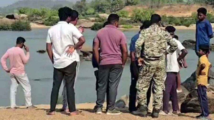 क्रशर खदान के गड्ढे में डूबा 13 वर्षीय बालक, पानी में डूबने से SBI के कैशियर की मौत, ग्रामीणों ने बैंक मैनेजर समेत 2 लोगों की बचाई जान