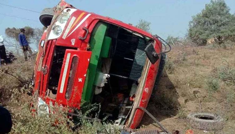 तेज रफ्तार और जर्जर सड़क का कहर, यात्रियों से भरी बस पलटी, आधा दर्जन यात्री घायल, मची चीख-पुकार, लोगों में आक्रोश, जांच में जुटी पुलिस