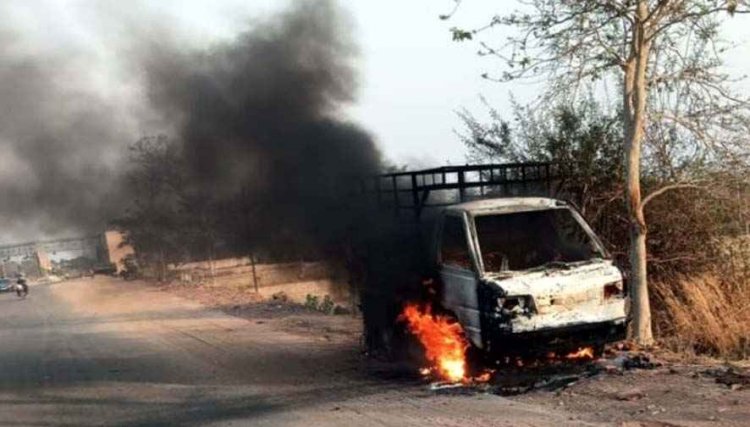 राजिम से रायपुर जा रही चलती पिकअप वाहन में लगी भीषण आग, मची अफरा-तफरी, 4 लाख रुपए नगद और दो चेक भी जलकर, जांच में जुटी पुलिस