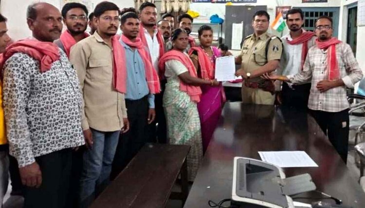 गैस सिलेंडर में कम भराव का आरोप, ड्राइवर वाहन लेकर फरार, एजेंसी संचालक ने धमकी देकर किया डराने का प्रयास, ग्रामीणों का हंगामा, कार्रवाई की मांग