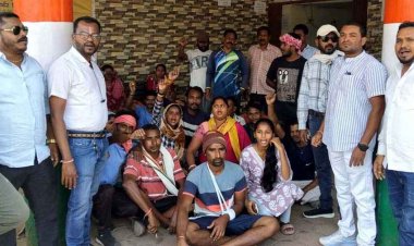 नवापारा में पुलिसकर्मी की पिटाई से सफाई कर्मचारी का हाथ फ्रैक्चर!, परिजनों-कांग्रेस पार्षदों ने किया दोषी आरक्षक पर कार्रवाई की मांग, नगर में बढ़ा आक्रोश