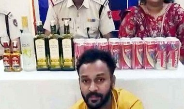 ट्रेन के एसी कोच में शराब परोस रहा अटेंडेंट, दुर्ग में हमसफर एक्सप्रेस में आरपीएफ-आबकारी ने किया गिरफ्तार, बैग से मिले व्हिस्की-वोडका और बियर