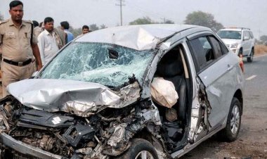 भारतमाला हाइवे के किनारे मालवाहक से जा भिड़ी कार, तहसीलदार की पत्नी की मौत, 4 वर्षीय बेटा घायल, इधर तीन ट्रेलर और एक कार के बीच टक्कर