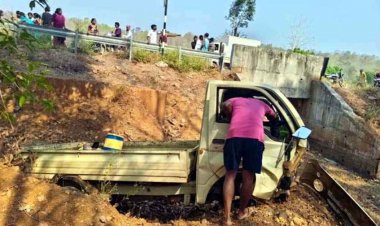 छत्तीसगढ़ में नहीं थम रहे सड़क हादसे, नेशनल हाईवे 930 पर गड्ढे में गिरी तेज रफ्तार पिकअप, 2 महिलाओं की मौत, कई घायल, चार की हालत नाजुक