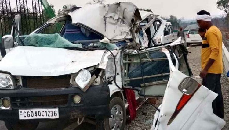 धमतरी में भारतमाला मार्ग पर खड़ी मेटाडोर से टकराई इको कार; लिंगो जात्रा से लौट रहे एक युवक की मौत, 6 घायल, 108 एंबुलेंस सेवा पर उठे सवाल