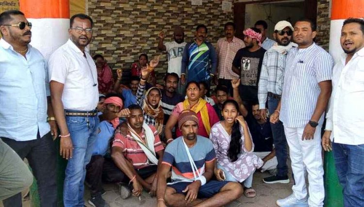 नवापारा में पुलिसकर्मी की पिटाई से सफाई कर्मचारी का हाथ फ्रैक्चर!, परिजनों-कांग्रेस पार्षदों ने किया दोषी आरक्षक पर कार्रवाई की मांग, नगर में बढ़ा आक्रोश