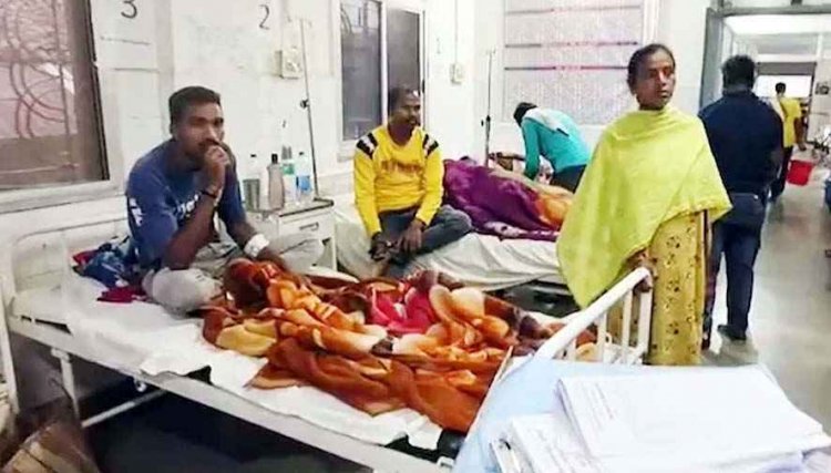 पानी पूरी खाने के बाद फूड पॉइजनिंग, गुपचुप से बिगड़ी तबीयत, उल्टी-दस्त से 8 लोग बीमार, दर्जनों बीमार, इलाज के लिए अस्पताल में भर्ती, मची अफरा-तफरी