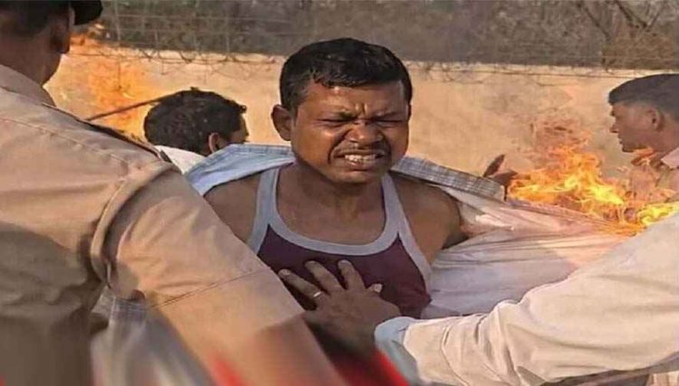 प्रदेश में बढ़ रहे अपराध से बेकाबू हुआ जनाक्रोश, रेप कांड के खिलाफ प्रदर्शन के दौरान पुतला दहन में भड़की आग, आग की लपटों की चपेट में आए जवान