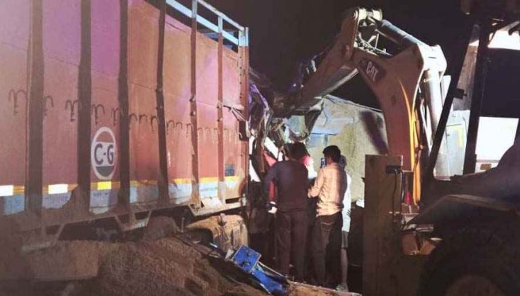 मिनी हाइवा-ट्रक की आमने-सामने जोरदार टक्कर, गंभीर रूप से घायल कुरुद और नवापारा के तीन लोगों की मौत, ग्रामीणों में आक्रोश, क्षेत्र में दहशत का माहौल