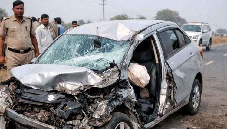भारतमाला हाइवे के किनारे मालवाहक से जा भिड़ी कार, तहसीलदार की पत्नी की मौत, 4 वर्षीय बेटा घायल, इधर तीन ट्रेलर और एक कार के बीच टक्कर