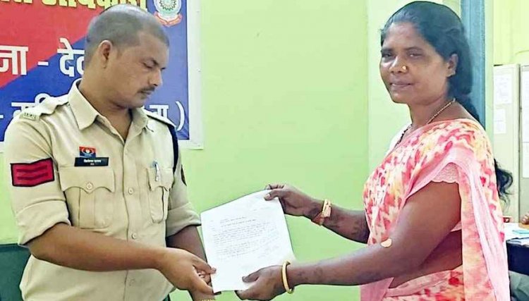 सरकारी फाइलों में खड़ी हो गई पानी टंकी, कागजों पर बिछी पाइप लाइन, जमीन पर ढूंढने निकलीं धनमती यादव, लापता विकास खोजने पहुंची गरियाबंद थाना