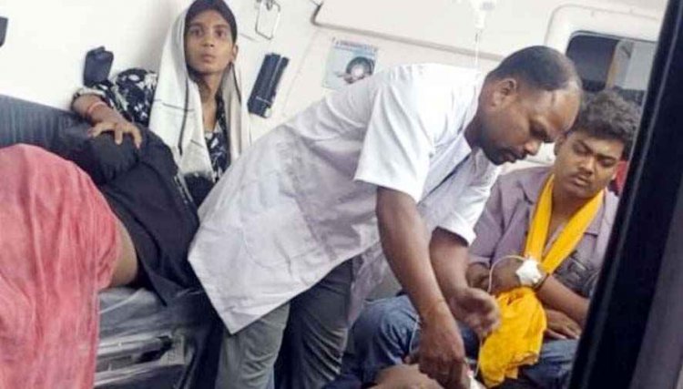 नशे में तेज रफ्तार का कहर, बाइक सवार ने राहगीरों को कुचला, 1 की मौके पर ही मौत, दुसरे की इलाज दौरान गई जान, 4 लोग घायल