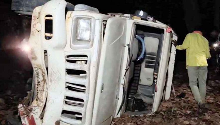 मालवाहक वाहनों में बारात ले जाना पड़ रहा महंगा, पेड़ से टकराई बारातियों से भरी पिकअप, एक की मौत, दो गंभीर, मातम में बदलीं शादी की खुशियां