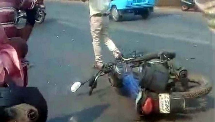 धमतरी में तेज रफ्तार अज्ञात वाहन ने बाइक को मारी जोरदार टक्कर, भखारा से लौट रहे युवक की मौके पर ही मौत, इलाके में शोक की लहर, आरोपी की तलाश जारी