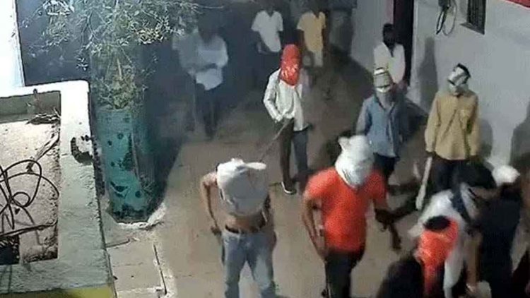 20 से ज्यादा नकाबपोशों ने आधी रात परिवार पर किया जानलेवा हमला, घर के सामने पेशाब करने से रोका तो लाठी-डंडे से पीटा; 4 महिलाएं घायल