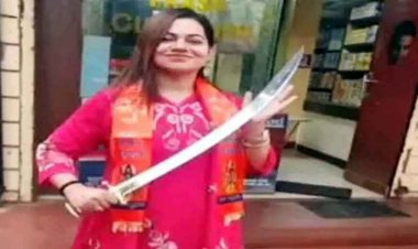 रायपुर की महिला लेक्चरर ने हाथों में तलवार लहराकर बनाया वीडियो, जमकर हो रहा वायरल, शिक्षिका का फिल्मी स्टाइल में रील बनाना पड़ा भारी!