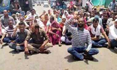 ड्यूटी के दौरान चुन्नी मशीन में फंसने से महिला गार्ड की मौत, आक्रोशित परिजनों ने जमकर किया बवाल, मुआवजे की मांग, सड़क पर शव रखकर प्रदर्शन