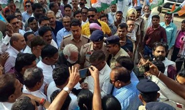नाबालिग आदिवासी बच्चियों के साथ गैंगरेप की मेडिकल रिपोर्ट में डॉ. ने लिखा- नो इंजरी, सीएमएचओ कार्यालय का घेराव, डॉक्टर की बर्खास्तगी की मांग
