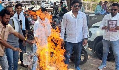 NEET पेपर लीक के विरोध में NSUI का जमकर प्रदर्शन, गांधी मैदान धमतरी में प्रधानमंत्री और शिक्षा मंत्री का फूंका पुतला, मांगा इस्तीफा,पुलिस से झड़प भी झड़प