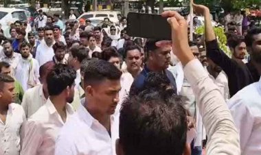 आरंग में भारी तनाव : कथित गौ सेवक गोल्डी शर्मा पर मारपीट का आरोप, वीडियो वायरल होने के बॉस सतनामी समाज ने घेरा थाना, भारी पुलिस बल तैनात
