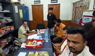 कारवाई के बीच थाने में कबाड़ चोर को 'VIP ट्रीटमेंट', तस्वीर वायरल होने के बाद SSP का बड़ा एक्शन, आरक्षकों पर गिराई गाज, दो पुलिसकर्मी लाइन अटैच