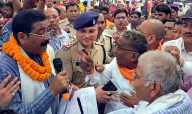 सुशासन तिहार में लगातार हो रहा हंगामा, जनता पूछ रही ये कैसा त्योहार, ढकोसला बंद करो के लगे नारे, जनता की समस्या को लेकर नेताओं के बीच नोकझोक