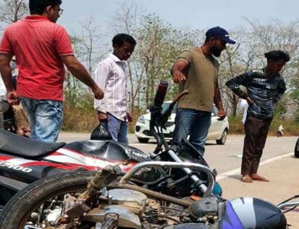 नेशनल हाईवे पर आमने-सामने से भिड़ी तेज रफ्तार दो बाइक, 2 युवकों की मौत, महिला सहित दो गंभीर, अस्पताल में भर्ती, एक मृतक की नहीं हुई पहचान