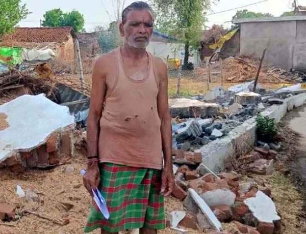 45 साल से रह रहे बुजुर्ग के मकान पर चला बुलडोजर, पीड़ित ने जबरन जमीन कब्जा करने का लगाया आरोप, SDM से लगाई इंसाफ की गुहार