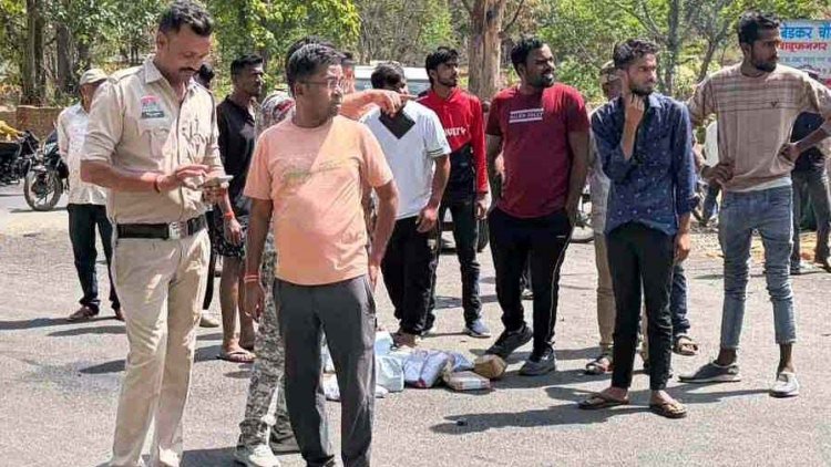 दर्दनाक सड़क हादसा, तेज रफ़्तार अज्ञात ट्रक ने बाइक सवार युवक को मारी जोरदार टक्कर, हेलमेट लगाए डिलीवरी बॉय की मौके पर मौत, सदमे में परिजन