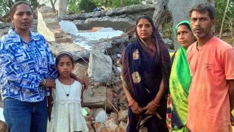 बिना पूर्व सूचना सत्ता के बुलडोजर तले कुचले गरीबों के प्रधानमंत्री आवास योजना’ के पक्के मकान, इधर रात में दिया नोटिस और सुबह चला दिया अतिक्रमण अभियान