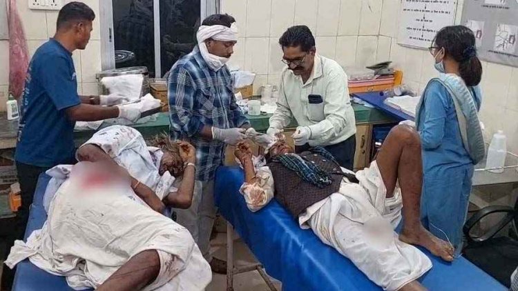 बारातियों से भरी तेज रफ्तार पिकअप पलटी, सगाई कार्यक्रम में शामिल होने जा रहे 21 घायल, 3 गंभीर रेफर, क्षमता से अधिक सवारी बनी हादसे की वजह