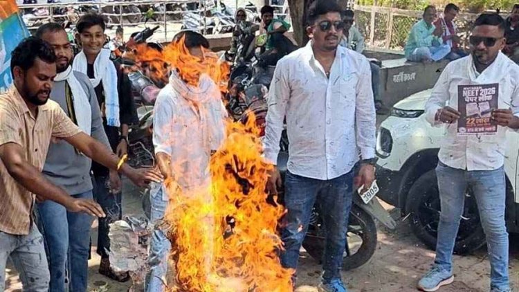 NEET पेपर लीक के विरोध में NSUI का जमकर प्रदर्शन, गांधी मैदान धमतरी में प्रधानमंत्री और शिक्षा मंत्री का फूंका पुतला, मांगा इस्तीफा,पुलिस से झड़प भी झड़प