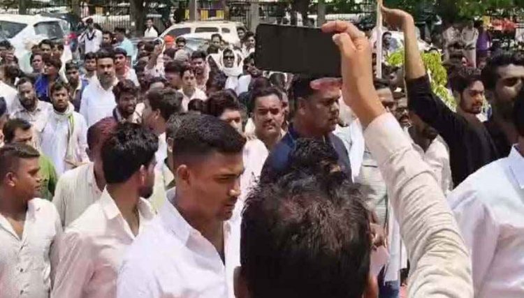 आरंग में भारी तनाव : कथित गौ सेवक गोल्डी शर्मा पर मारपीट का आरोप, वीडियो वायरल होने के बॉस सतनामी समाज ने घेरा थाना, भारी पुलिस बल तैनात
