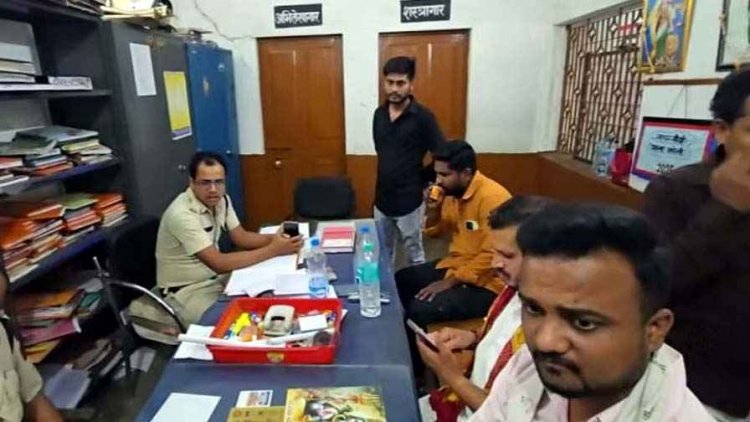 कार्यवाही के बीच थाने में कबाड़ चोर को 'VIP ट्रीटमेंट', तस्वीर वायरल होने के बाद SSP का बड़ा एक्शन, आरक्षकों पर गिराई गाज, दो पुलिसकर्मी लाइन अटैच