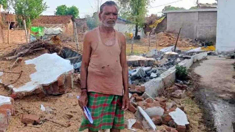 45 साल से रह रहे बुजुर्ग के मकान पर चला बुलडोजर, पीड़ित ने जबरन जमीन कब्जा करने का लगाया आरोप, SDM से लगाई इंसाफ की गुहार