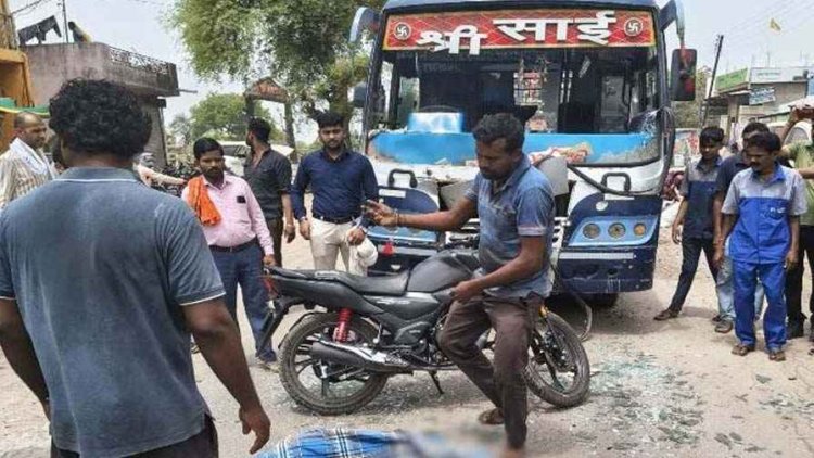 बस और मोटरसाइकिल की जोरदार, एडिशनल एसपी के चाचा की दर्दनाक मौत. परिवार में पसरा मातम, बाइक के उड़े परखच्चे, तेज रफ्तार बनी हादसे की वजह