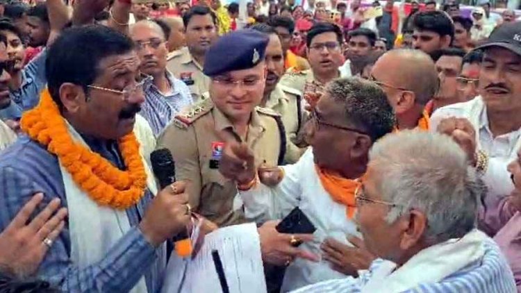 सुशासन तिहार में लगातार हो रहा हंगामा, जनता पूछ रही ये कैसा त्योहार, ढकोसला बंद करो के लगे नारे, जनता की समस्या को लेकर नेताओं के बीच नोकझोक