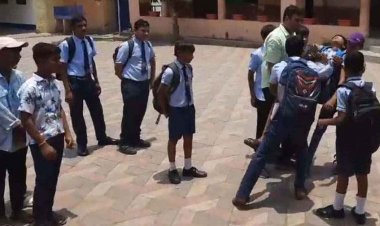 स्कूल खुलते ही पहले दिन भीषण गर्मी के चलते प्रार्थना सभा के दौरान बेहोश होकर गिरा छात्र, मचा हडकम्प, अस्पताल में भर्ती, अभिभावकों ने की अपील