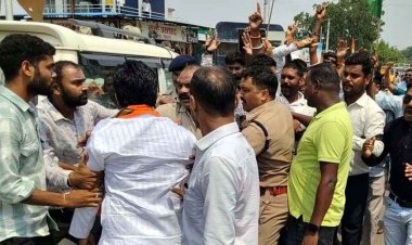 मुख्यमंत्री साय के कार्यक्रम से पहले पाण्डुका में कांग्रेस का बड़ा प्रदर्शन, विधायक रोहित साहू को काला झंडा दिखाने निकले सैकड़ों कार्यकर्ता गिरफ्तार