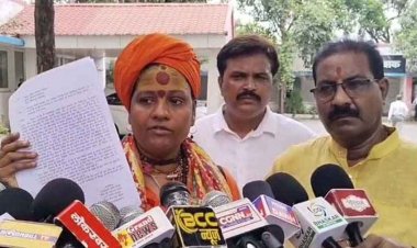 साध्वी ने नगर पंचायत अध्यक्ष लवकुश कश्यप पर लगाए गंभीर आरोप, दुर्व्यवहार-हत्या की धमकी और प्रताड़ना की शिकायत लेकर पहुंचीं एसपी कार्यालय