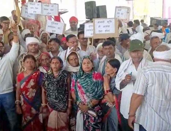 सुशासन तिहार में नवापारा कांग्रेस का प्रदर्शन, अवैध रेत परिवहन और शराब बिक्री पर कार्रवाई की मांग, पेयजल समस्या पर मटकी फोड़कर जताई नाराजगी