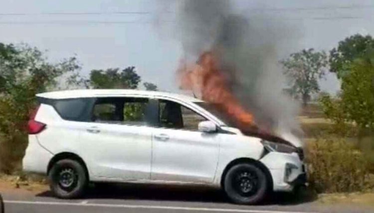 पांडुका-कोपरा मार्ग के पास चलती आर्टिका बनी आग का गोला, चालक ने कूदकर बचाई जान; 2025 में खरीदी नई कार जलकर खाक, फायर ब्रिगेड ने पाया काबू