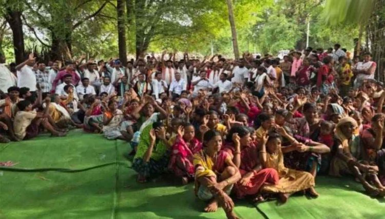 छत्तीसगढ़ में बदल रहे राजनीतिक समीकरण, एक साथ 450 लोगों ने छोड़ी भाजपा!, कांग्रेस में शामिल हुए 450 ग्रामीण, बीजेपी को लगा बड़ा झटका