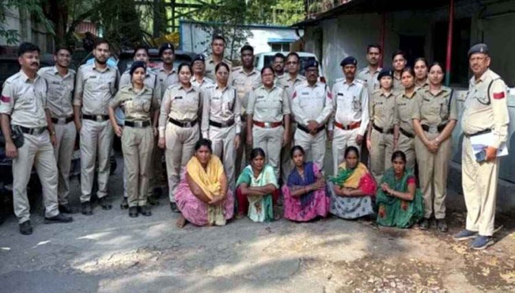 दारू बेच रही महिलाएं, सुशासन तिहार में शिकायत मिलने के बाद आबकारी विभाग ने लिया सख्त एक्शन, तीन महिला तस्कर गिरफ्तार, महुआ शराब बरामद