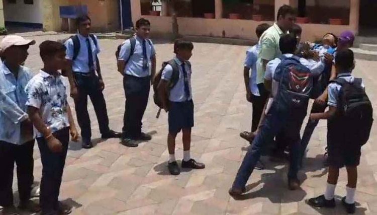 स्कूल खुलते ही पहले दिन भीषण गर्मी के चलते प्रार्थना सभा के दौरान बेहोश होकर गिरा छात्र, मचा हडकम्प, अस्पताल में भर्ती, अभिभावकों ने की अपील