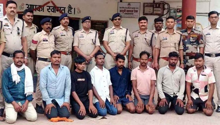 डायल 112 के आरक्षक और ड्राइवर की लेट आने का आरोप में बेरहमी से पिटाई के 8 आरोपी गिरफ्तार, पुलिस ने सरेआम निकाली हेकड़ी, सरेआम निकाला जुलूस
