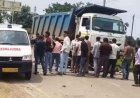 भीषण सड़क हादसा, नवोदय विद्यालय के पास तेज रफ्तार हाईवा ने दो  मोटरसाइकिल सवारों को कुचला, एक की दर्दनाक मौत, दो गंभीर, इलाज जारी