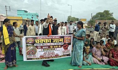 NH-130C पर सड़क की मांग को लेकर ग्रामीणों का चक्का जाम, समर्थन में उतरे भाजयुमो-कांग्रेसी, मची खलबली, एक घंटे बाद मिला आश्वासन
